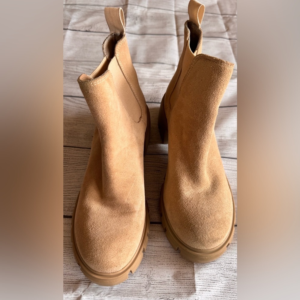 Steve Madden Tan Suede Chelsea Boots Women’s Size 7 Lug Sole Ankle Booties - Picture 2 of 3